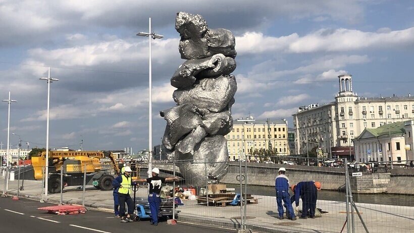 «Это кошмар»: скульптуру в виде 12-метровой фекалии установили в Москве