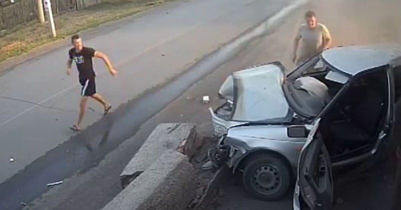 Авария дня. В Ростовской области водитель влетел в автобусную остановку и лишился уха