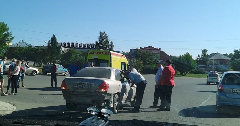 В Бийске молодая автомобилистка сбила двух подростков на пешеходном переходе