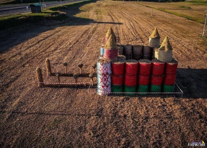 Беларуси проходят районные конкурсы инсталляций из соломы, приуроченные к гря...