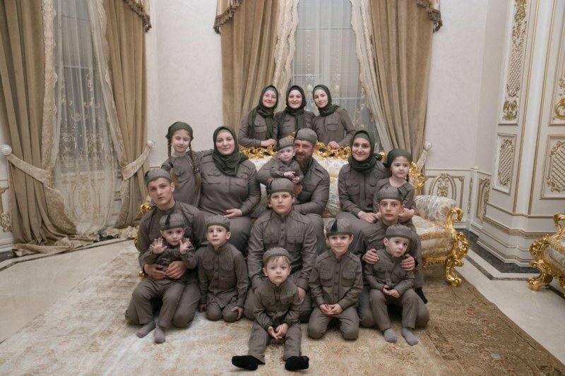 В Чечне запустили конкурс на лучший рисунок семьи Кадырова с призом в 500 тысяч рублей 