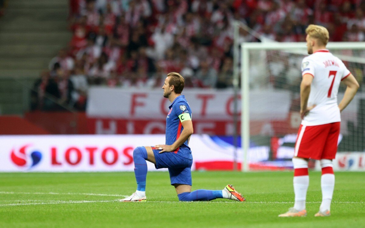Польские фанаты освистали вставших на одно колено английских футболистов