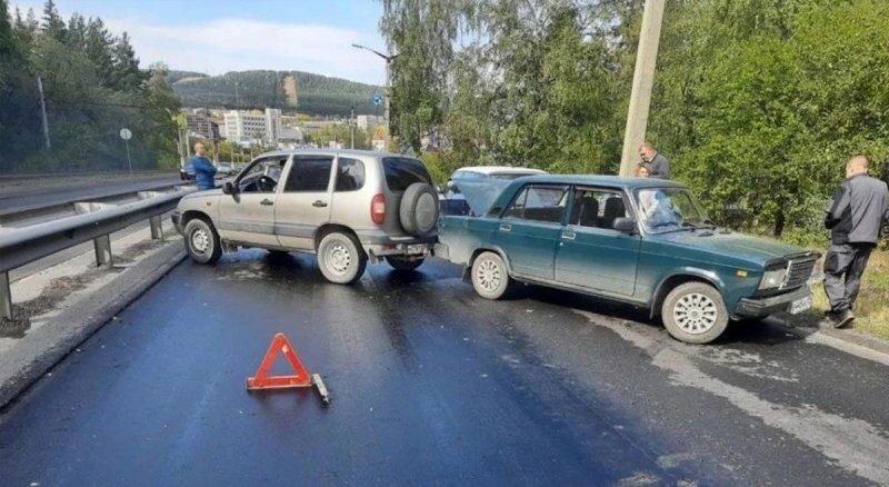 В Челябинской области из-за разлива битума повреждения получили около 20 автомобилей