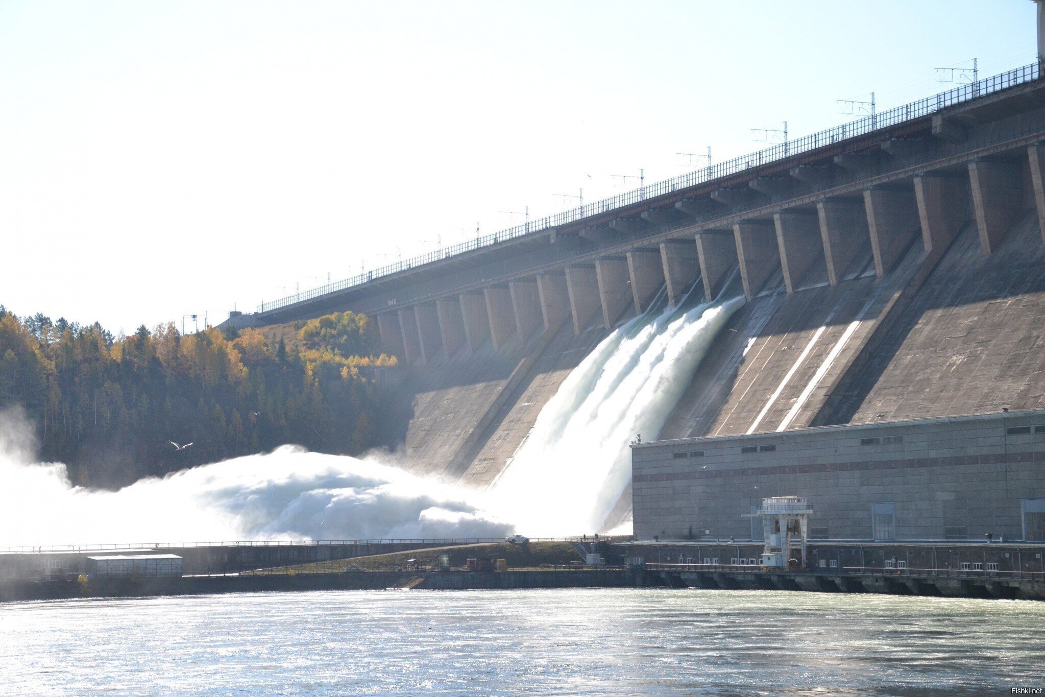 У нас на Братской ГЭС уже больше месяца идёт сброс воды