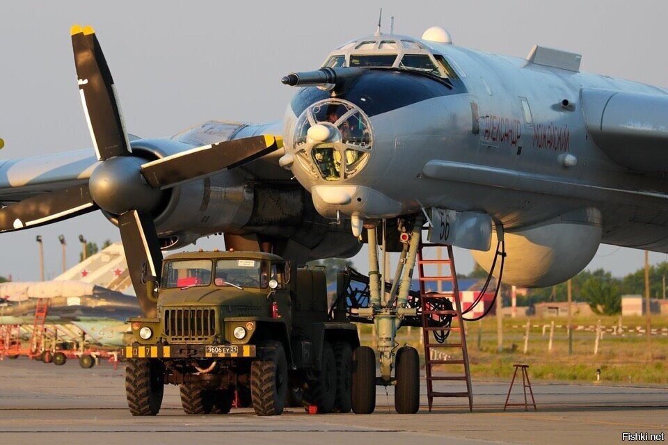 Ту-142МК «Александр Можайский» на аэродроме морской авиации в Ейске (Таганрог...