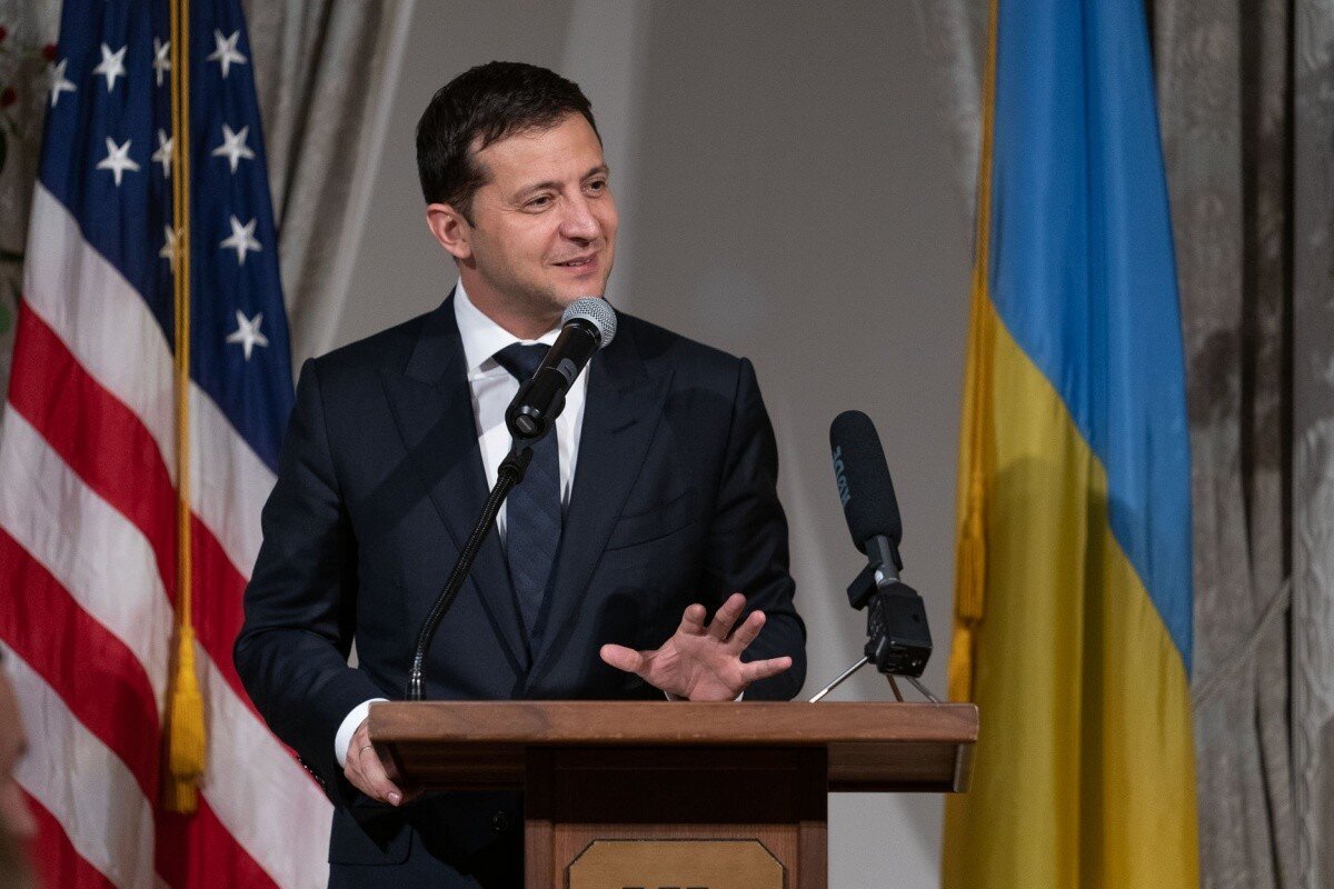 Украина прикрывает несоразмерность амбиций «наглостью» - Захарова