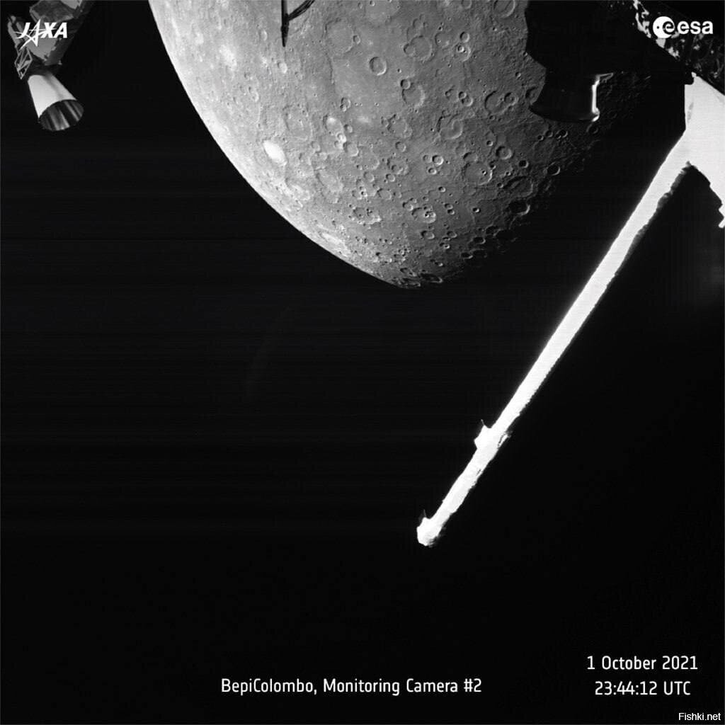 Европейский космический аппарат BepiColombo при сближении с планетой Меркурий...