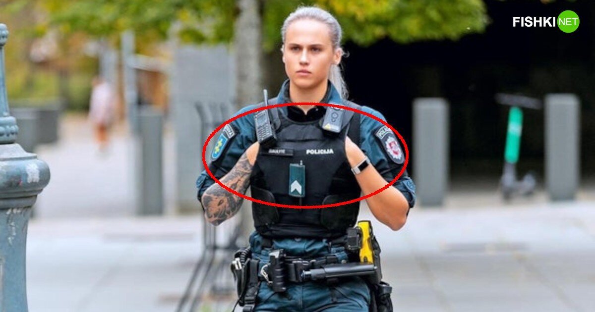 Интернет забурлил догадками. Для чего женщина-полицейская держит руки именно так?
