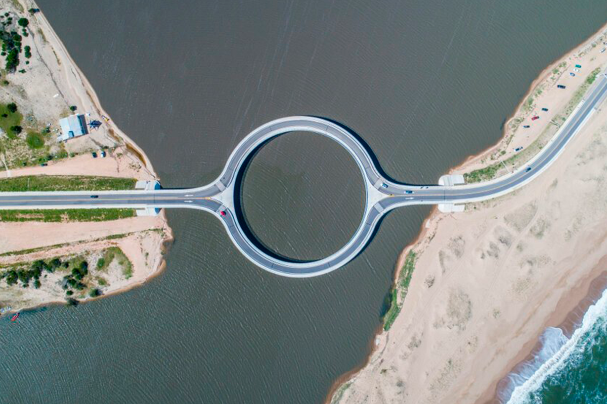 Почему мост в Уругвае имеет круглую форму?