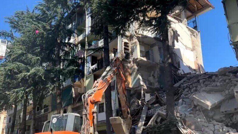 Трое спасенных и около 10 под завалами: последствия взрыва в Батуми
