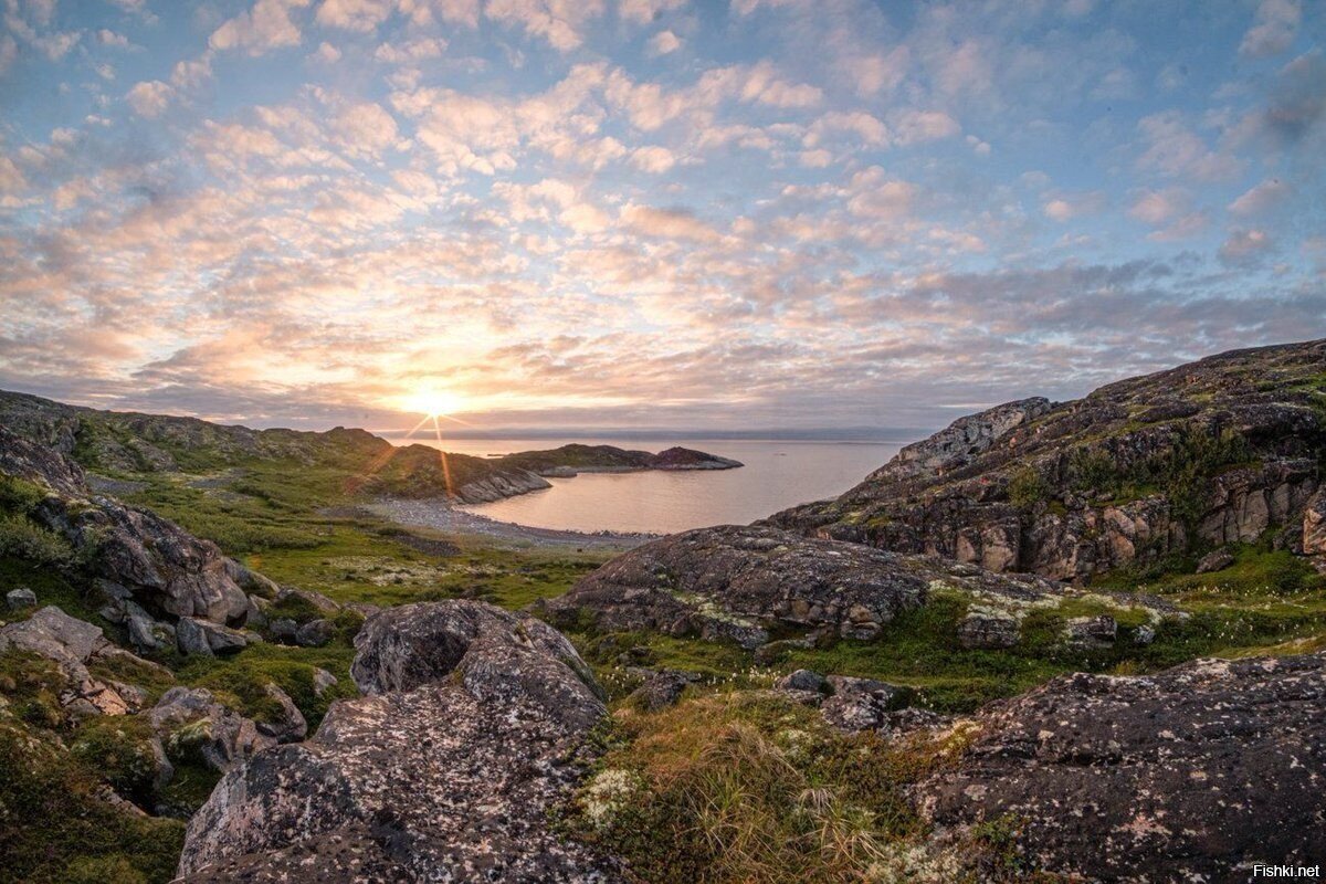 ночное солнце в полярный день на Баренцевом море