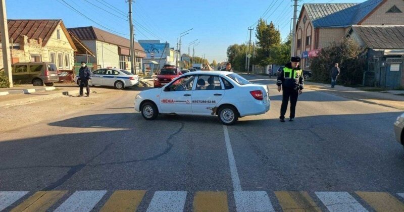 В Саратовской области учебный автомобиль сбил девушку на пешеходном переходе