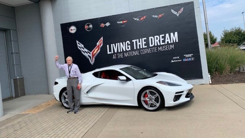95-летний ветеран получил новенький Chevrolet Corvette 2022 года всего через 30 дней после его заказа