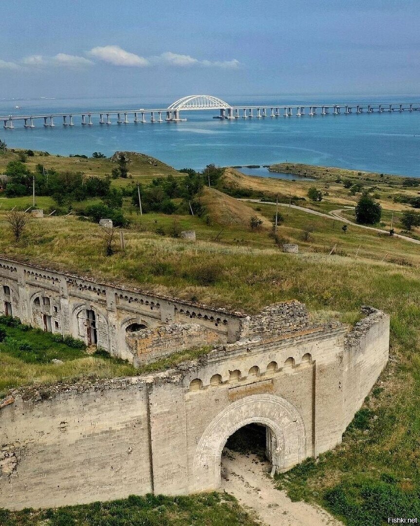 Редкий ракурс на Крымский мост