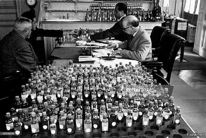 Тяжелые трудовые будни отдела дегустации коньячного дома Hennessy, 1952