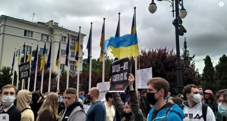 Новости скакунов: украинские националисты вышли на марш в честь УПА в центре Киева