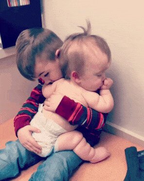 Укачивает сестренку