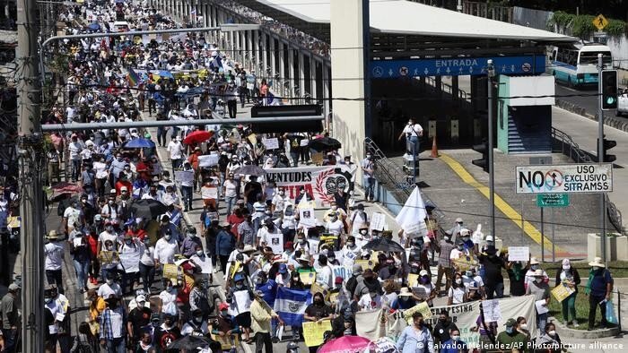 Биткоин уходи: тысячи людей прошлись маршем по столице Сальвадора