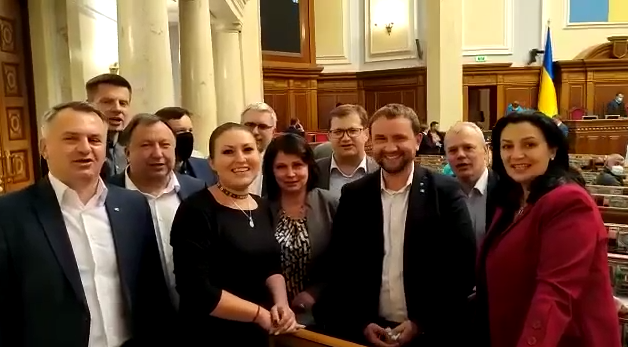 Украинские депутаты спели в Верховной Раде песню про Бандеру