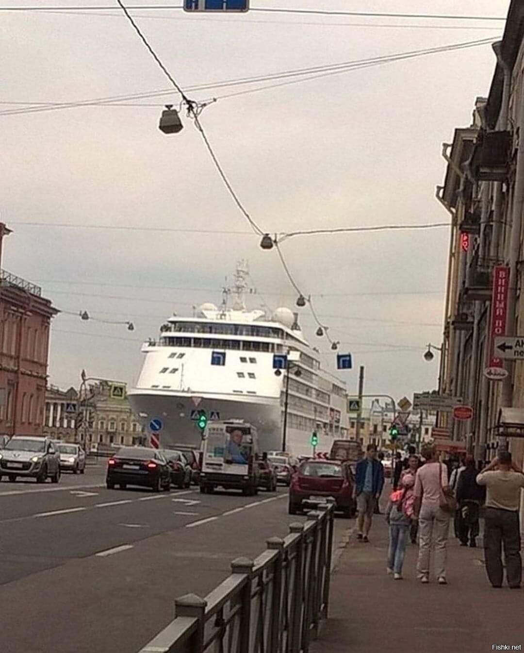 вид с Васильевского острова на разворачивающийся лайнер