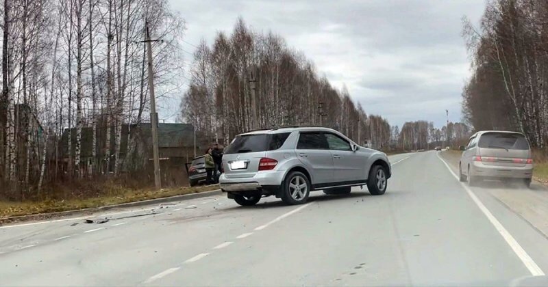 Момент ДТП между Acura и Mercedes в Новосибирской области