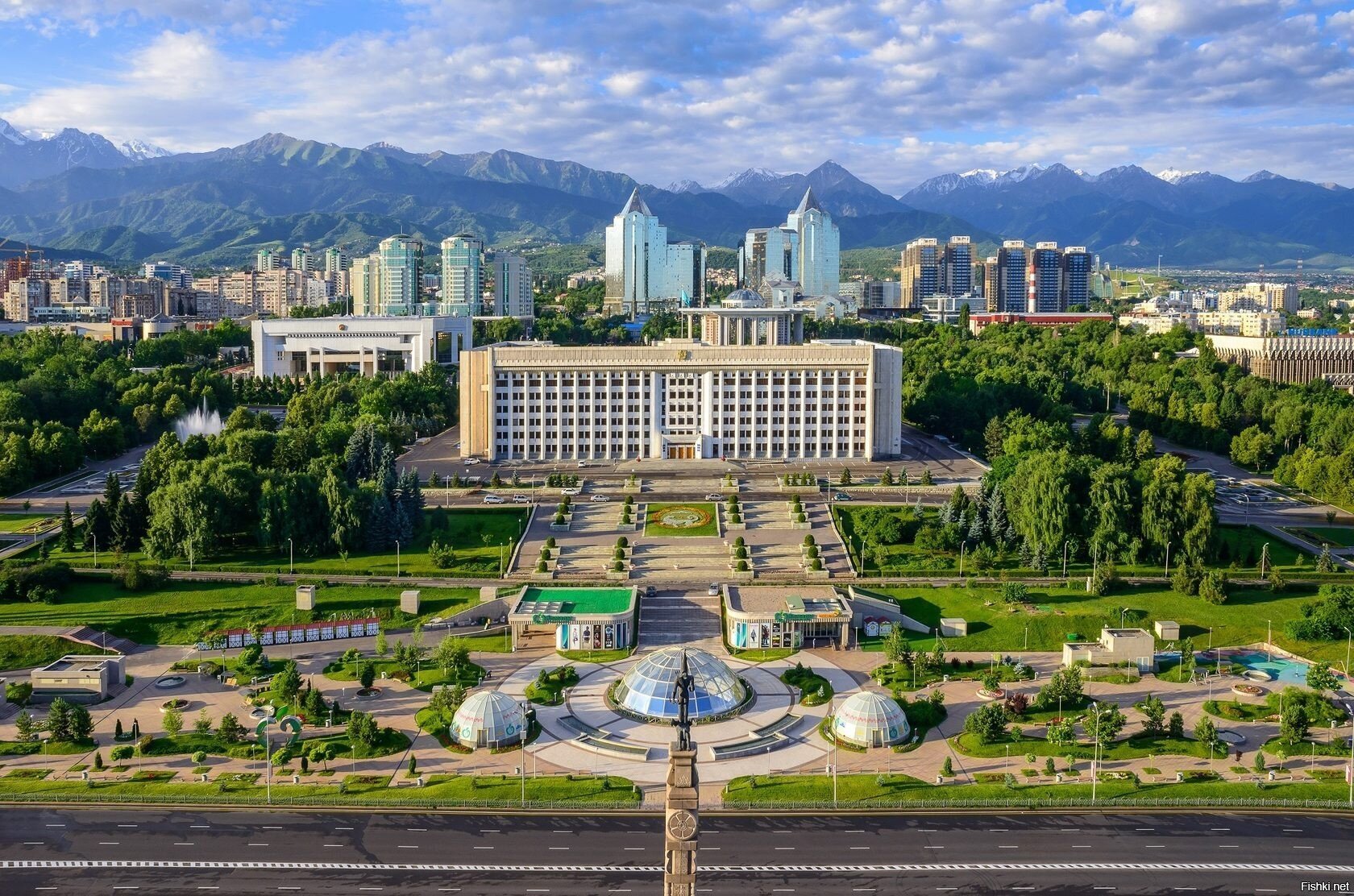 Вид на алматинский акимат (гор