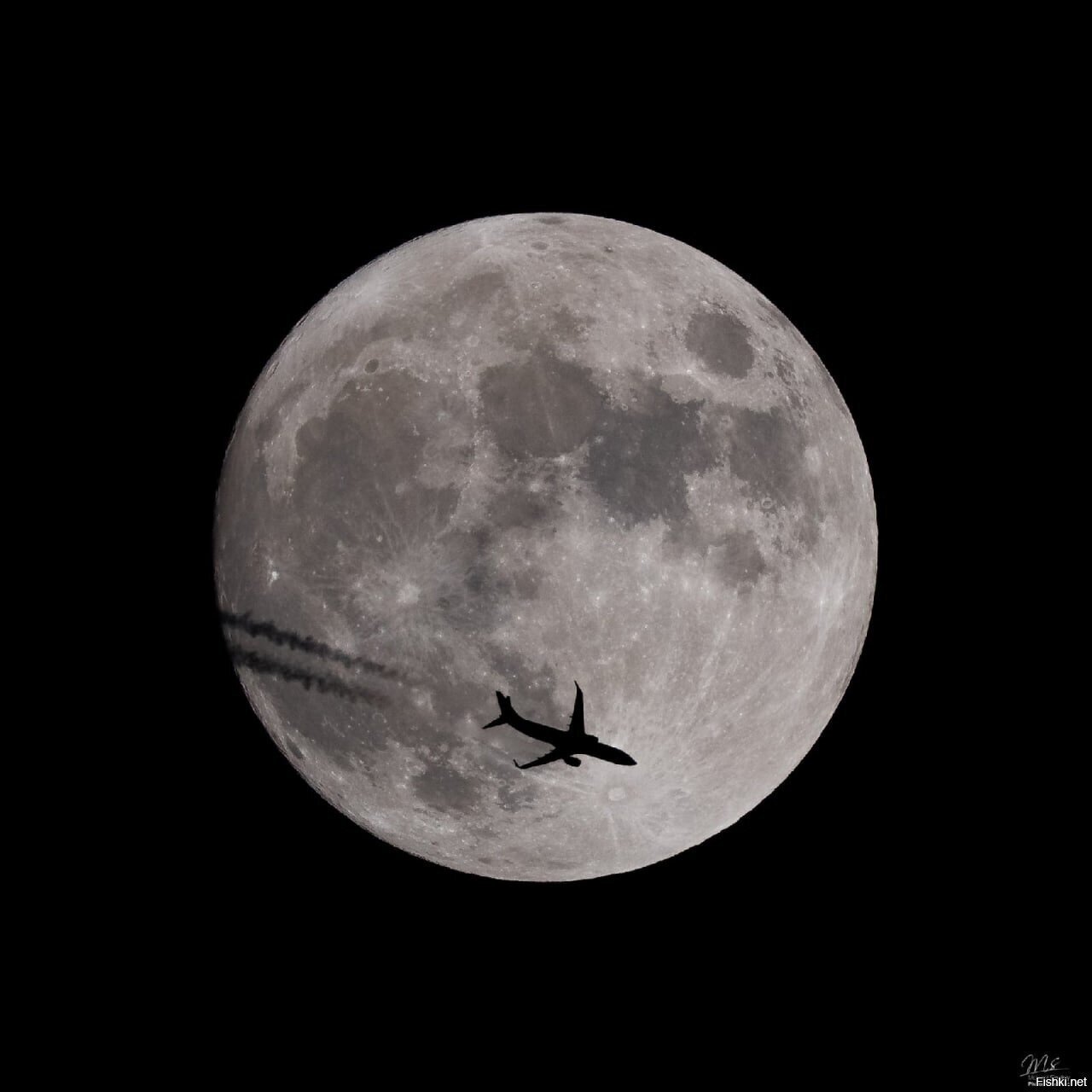 снимок боинга 737-823, летевшего на высоте 11 км, на фоне полной Луны