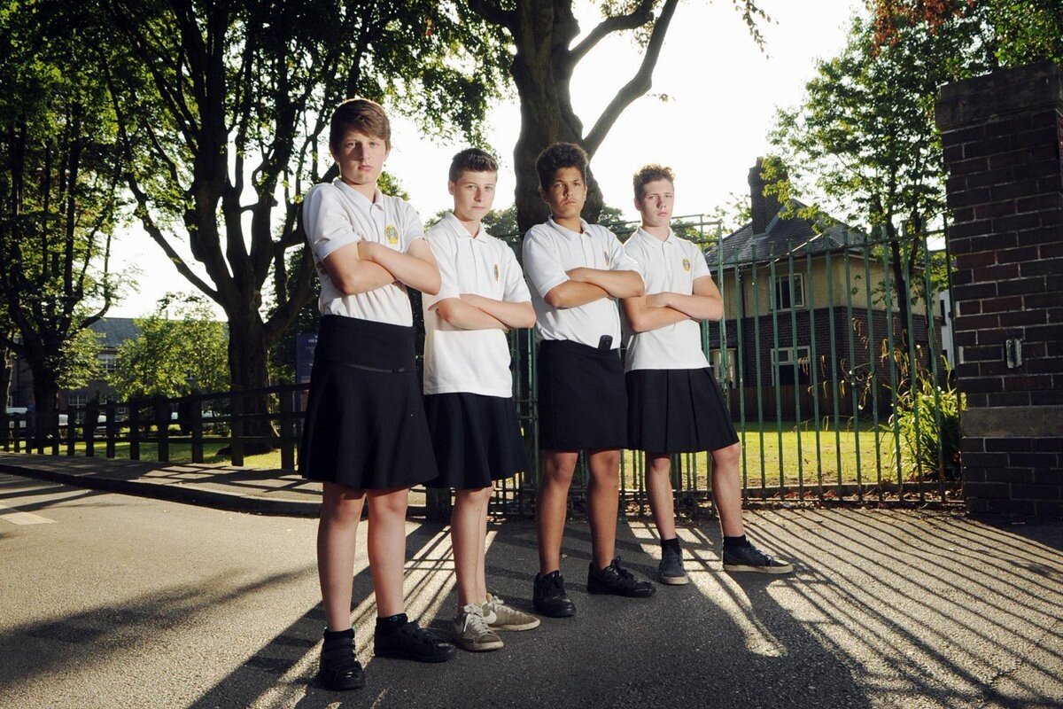 Равенство для всех: в европейской школе мальчиков заставили надеть юбки