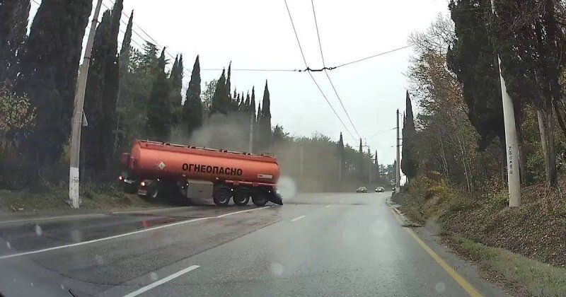 В Крыму развернуло бензовоз, лишь чудом никого не зацепило