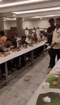а третий жужжит идёт