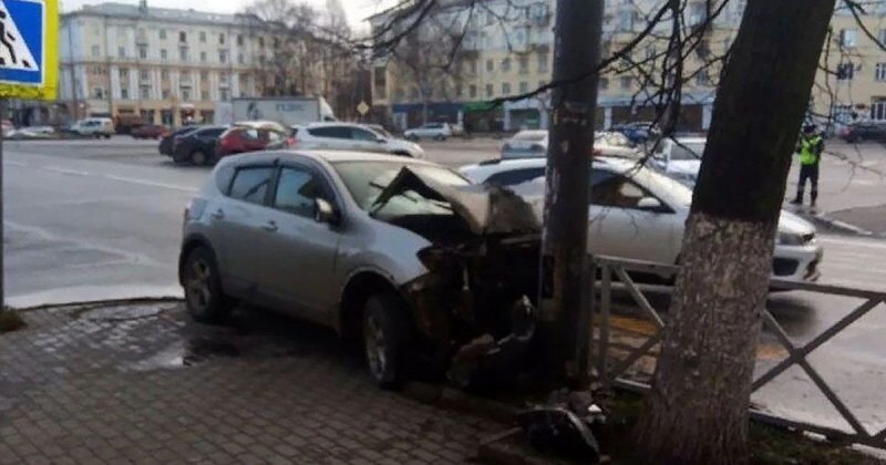Система самонаведения: в Ярославле автомобилистка на полной скорости влетела в столб