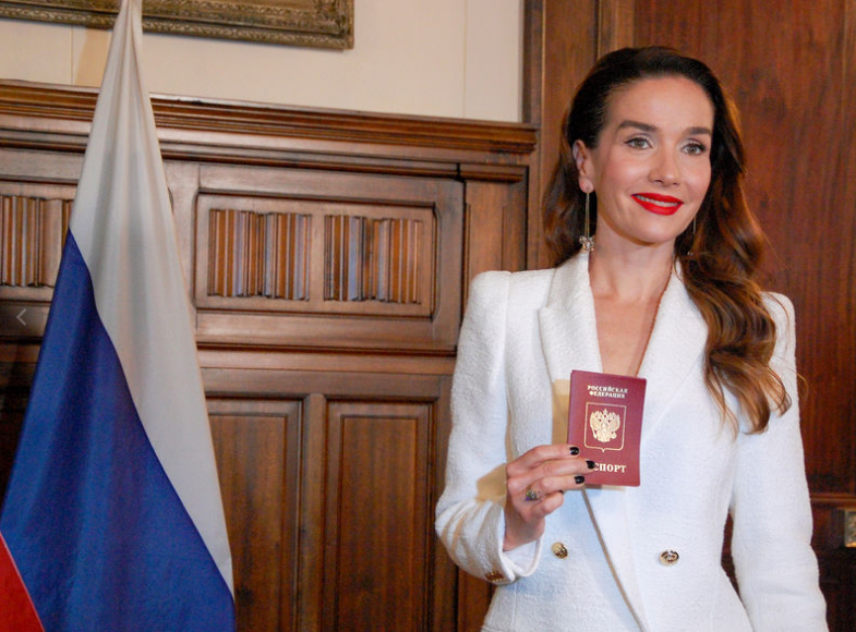 Фото дня: Наталия Орейро получила российский паспорт
