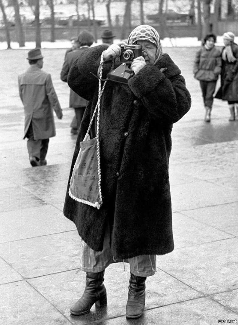 Женщина с фотоаппаратом в Александровском саду, Москва, 1981 год