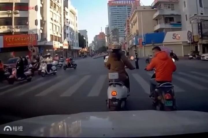 Не только в России быкуют на дороге