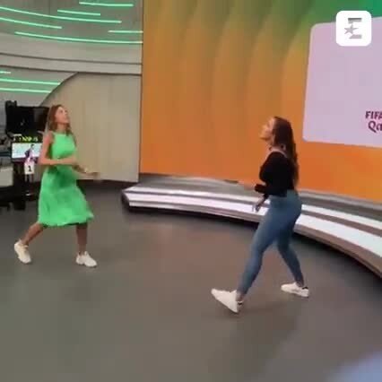 Бразильские ведущие коротают время в студии во время рекламы
