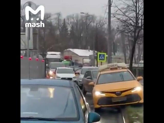Москва. Женщина создала километровую пробку на дороге