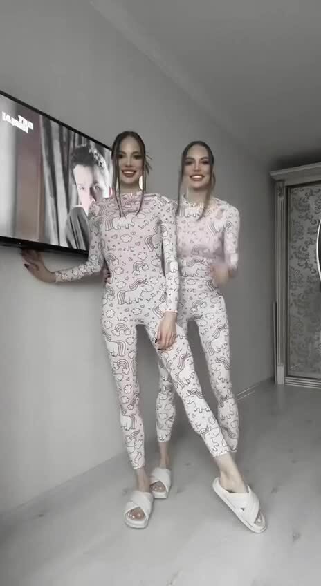 Близняшки гимнастки