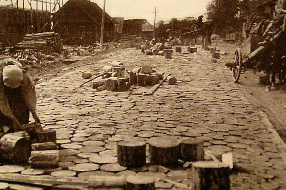 Зачем в 19 веке вместо каменных дорог делали деревянные?