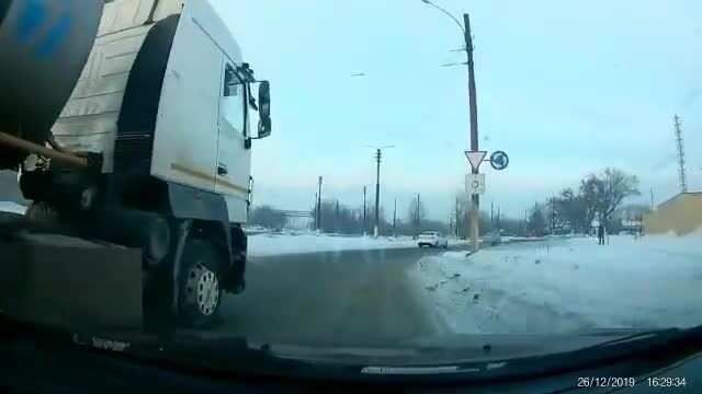 ЕПблаша на нонде лезет  во внутрь правого поворота под длинномер справа