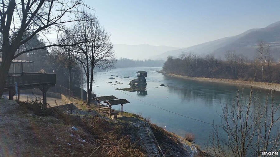 Дом на реке, Сербия