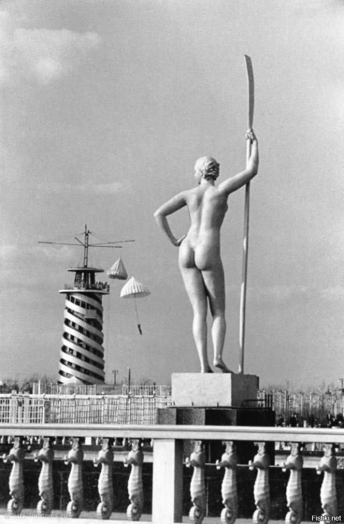 знaмeнитая cкульптура «Дeвушкa c вecлом», Mocква, 1936 год
