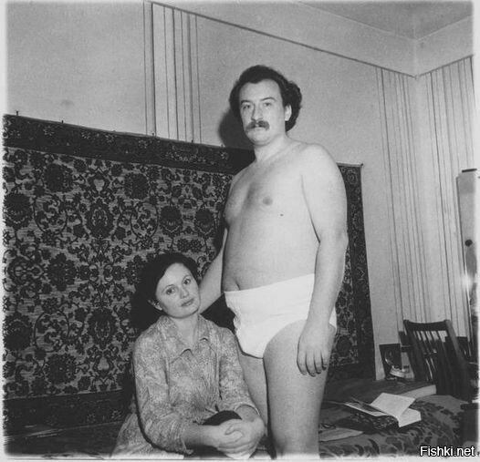 Пабло Эскобар с супругой у родственников в Саратове