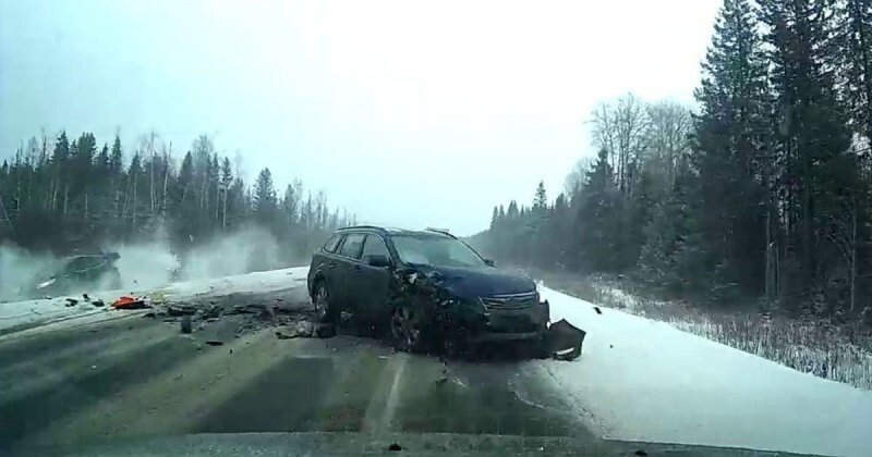 Авария дня. Три автомобиля столкнулись на трассе под Пермью