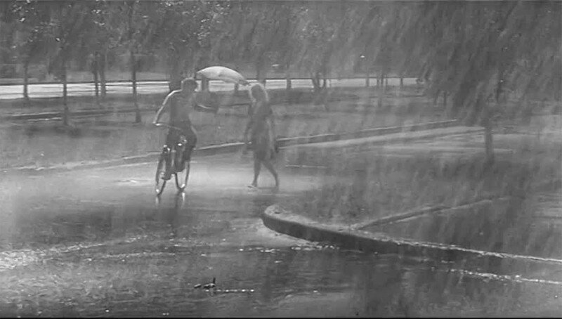 Это не тот фильм, где идет девушка под дождем, а за ней едет велосипедист?