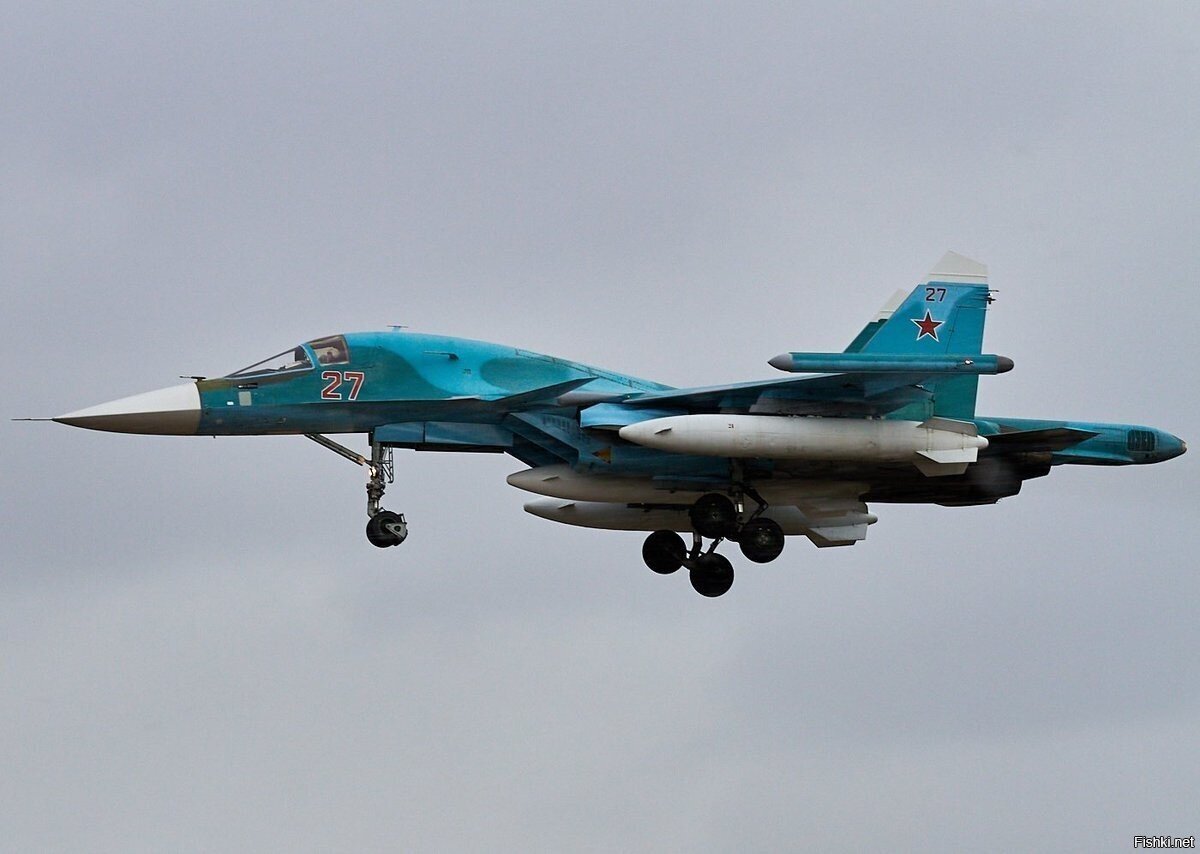 Су-34 ВКС России с тремя подвесными баками