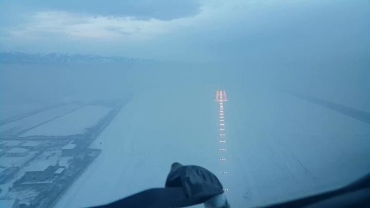 Посадка в Алмате с бегущими огнями подхода
