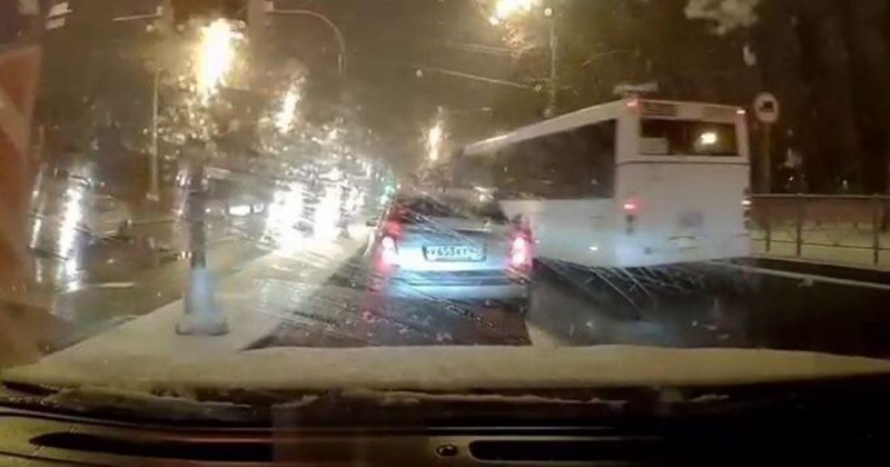 Слон и Моська: в Петербурге автомобилист решил проучить автобус