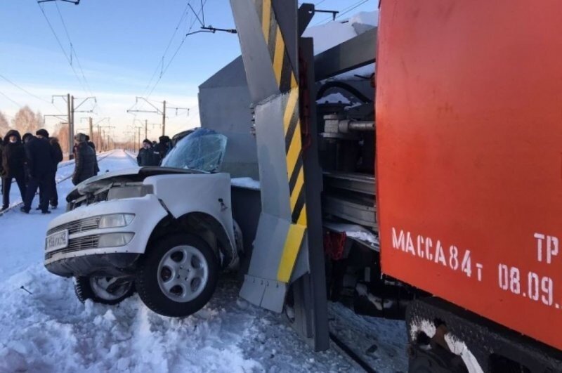 Авария дня. В ДТП с поездом на Алтае погибли дети