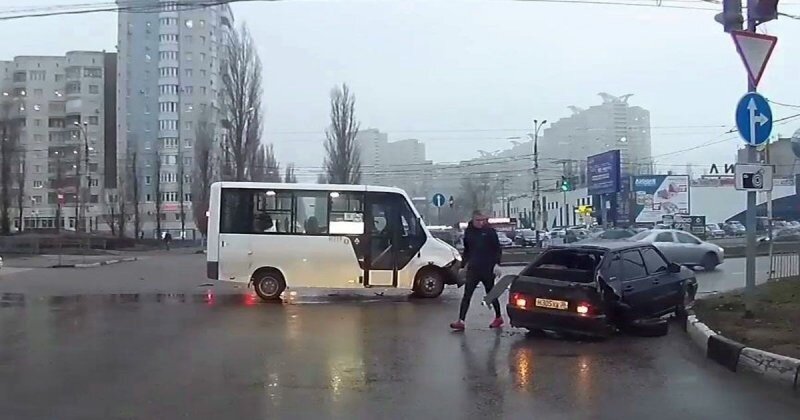 Столкновение маршрутки и «четырнадцатой» в Воронеже