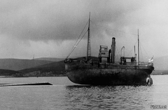 Китобой "Рамна" на затопленном немецком линейном крейсере "Мольтке"